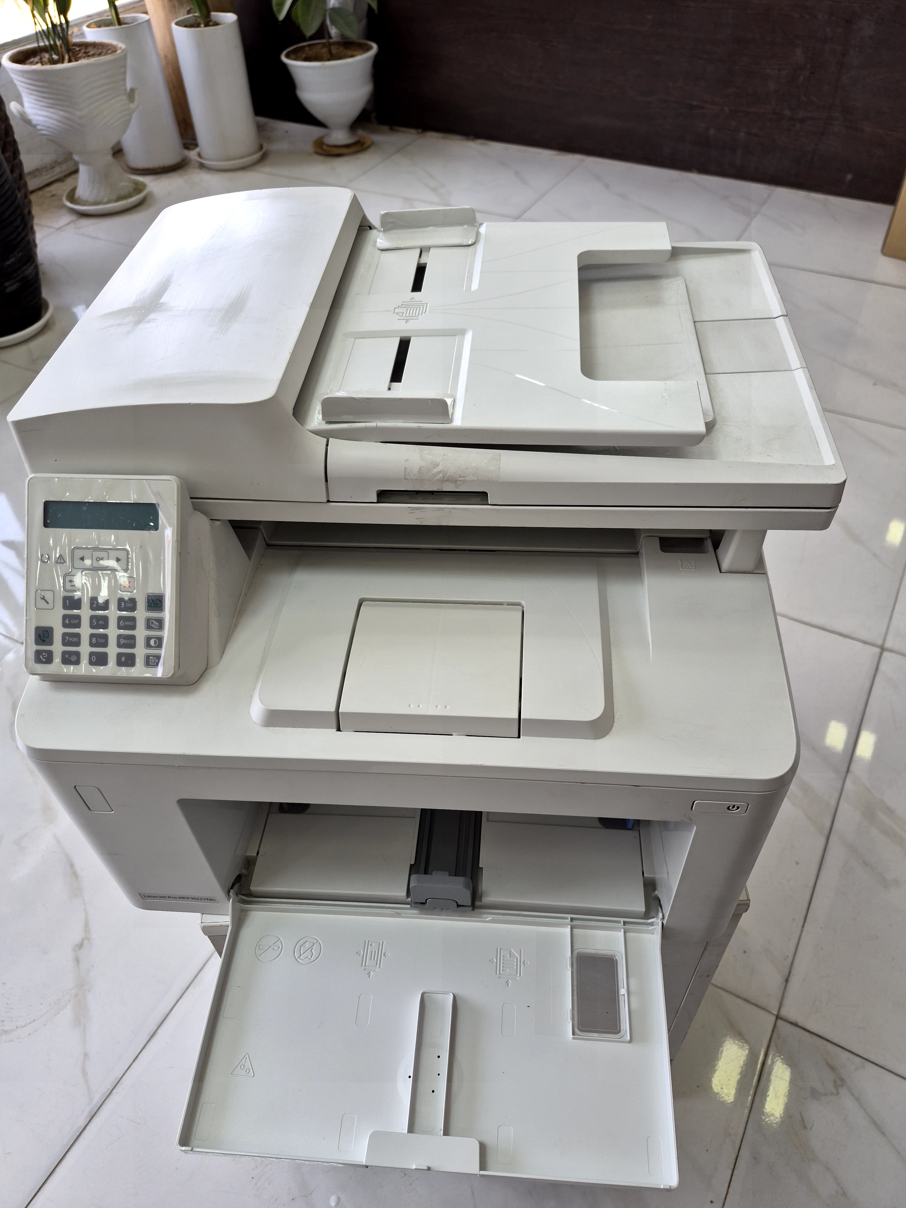 زاویه دیگر پرینتر استوک اچ پی تک رنگ چهار کاره‌ با چاپ لیزری مدل LaserJet Pro MFP M227fdn، سایز چاپ A4، قابلیت‌ اتصال به WiFi