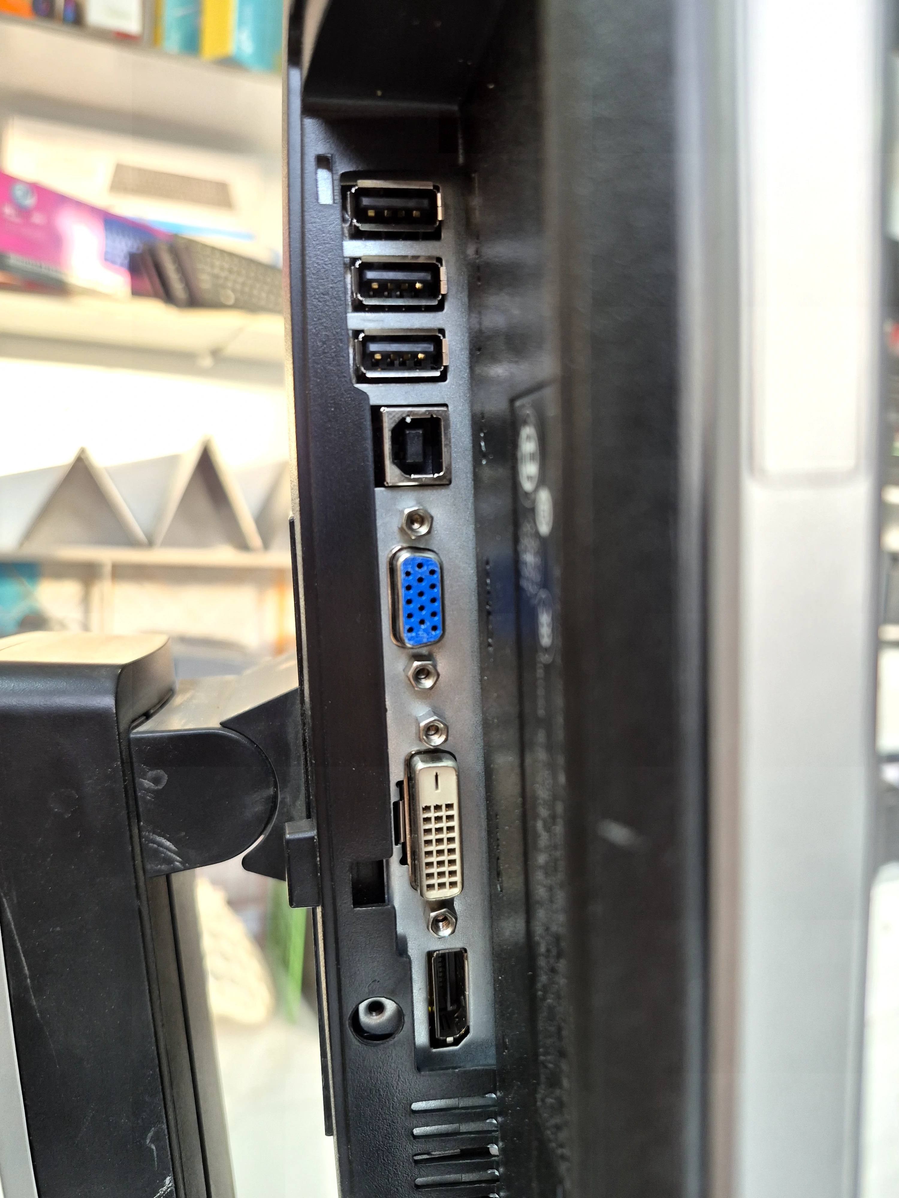 زاویه دیگر مانیتور استوک 23 اینچ دل مدل DELL P2314H