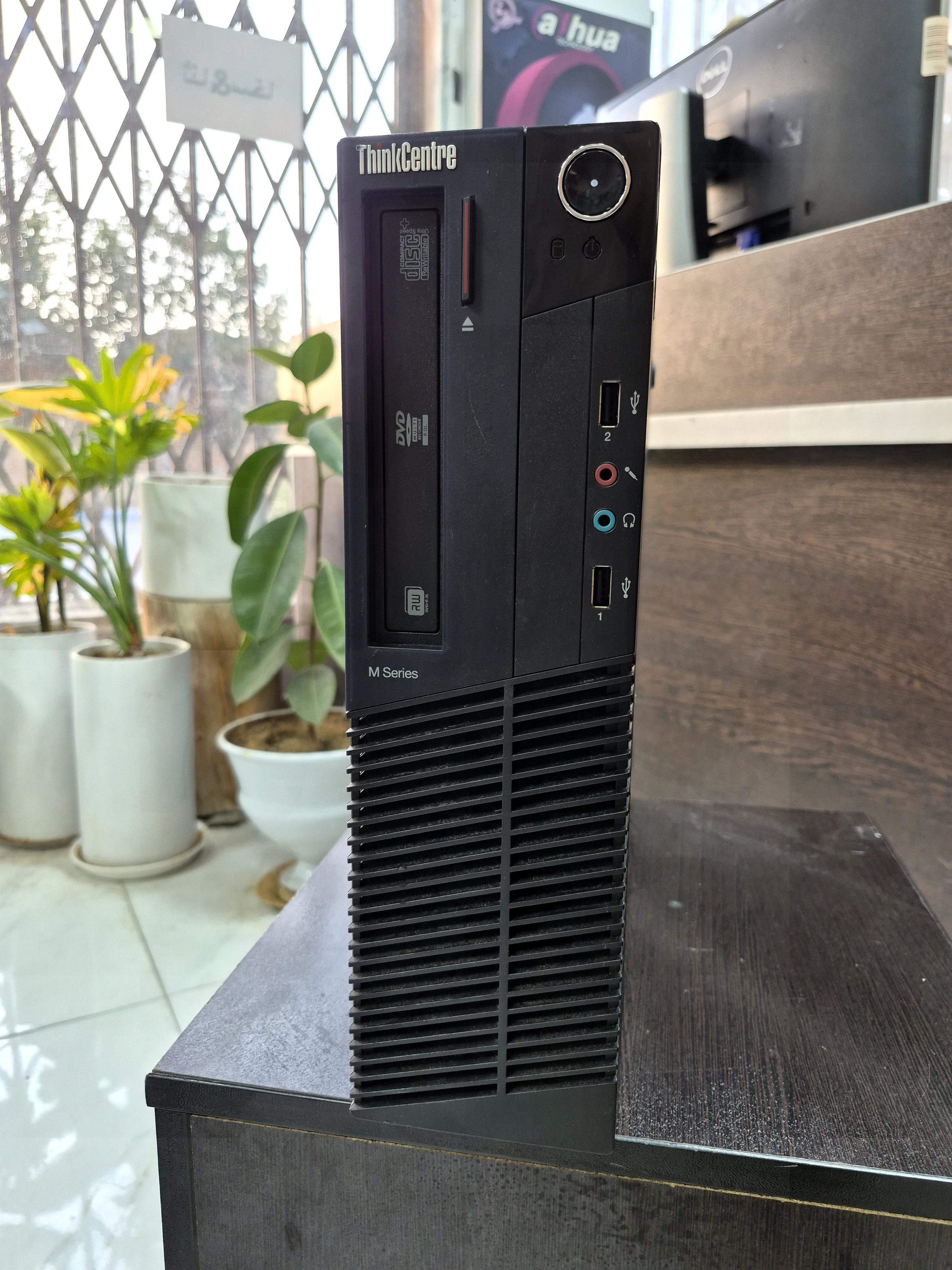 زاویه دیگر مینی کیس استوک لنوو  مدل ThinkCenter M92p Core i5 4470