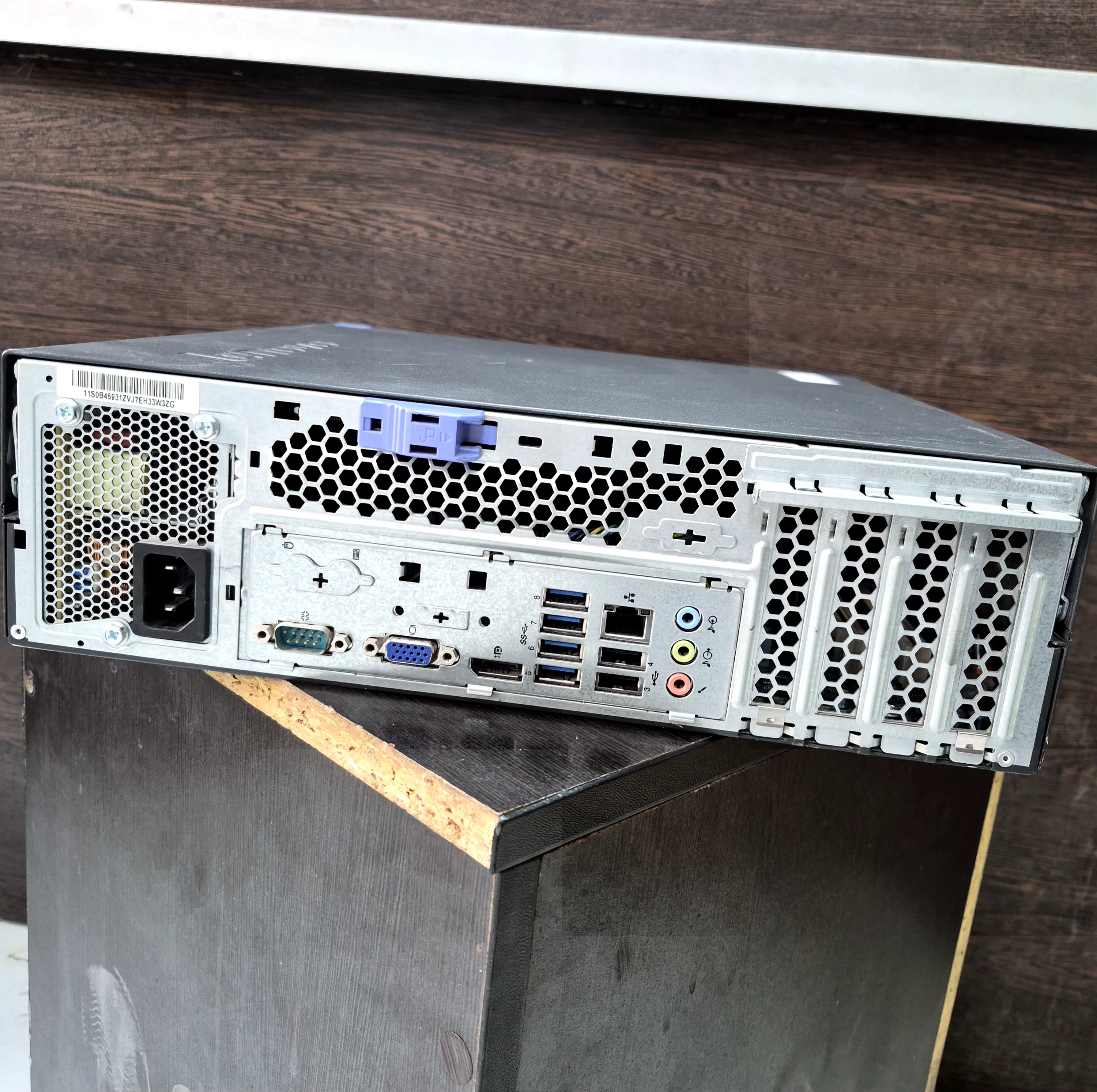 زاویه دیگر مینی کیس استوک لنوو  مدل ThinkCenter M92p Core i5 4470